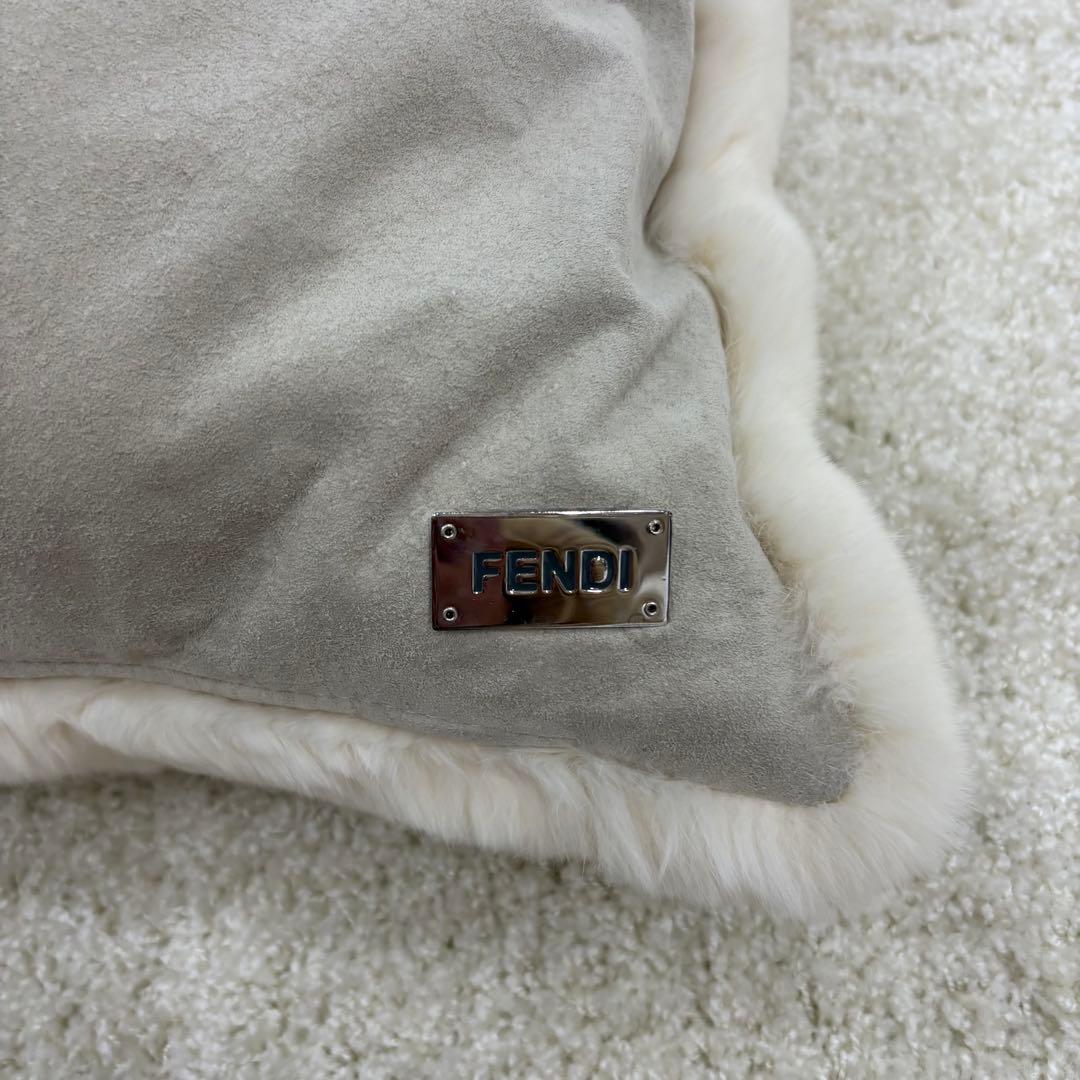 FENDI ファー クッション Fロゴ