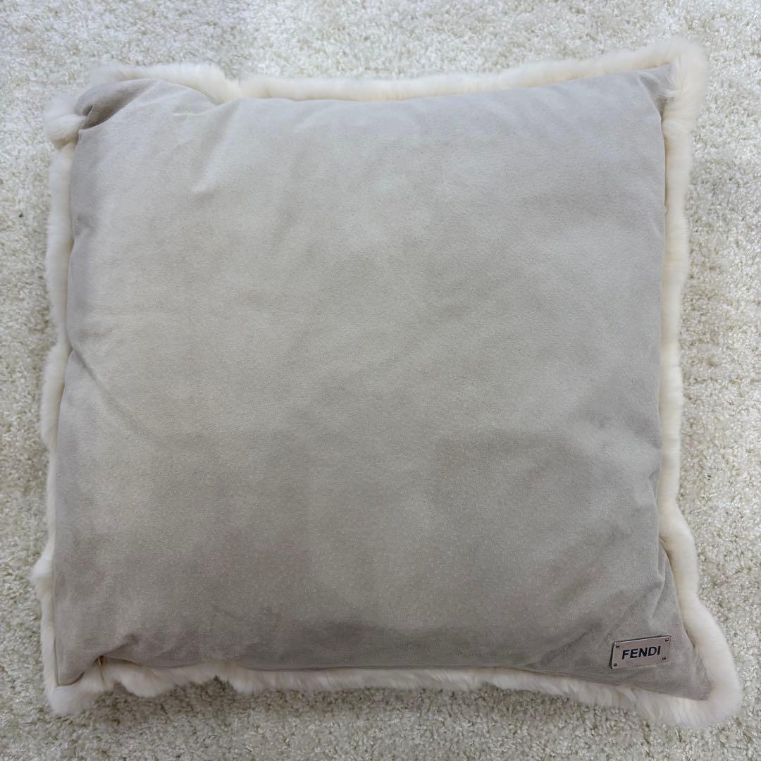 FENDI ファー クッション Fロゴ