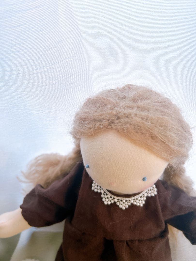ウォルドルフ人形 ブラウンの服の女の子