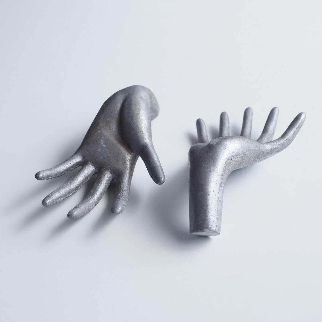 delicate hands / 手のオブジェ