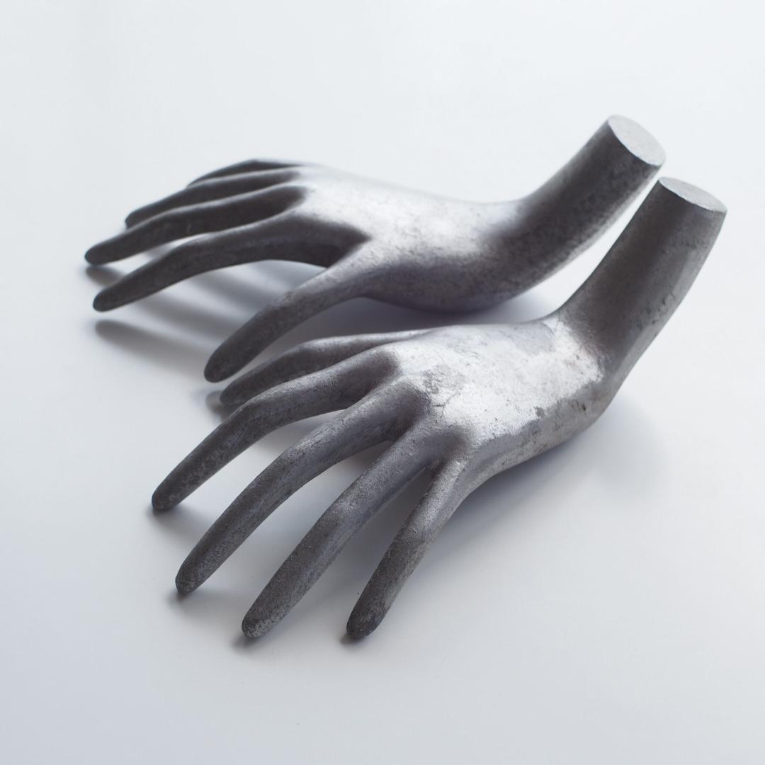 delicate hands / 手のオブジェ