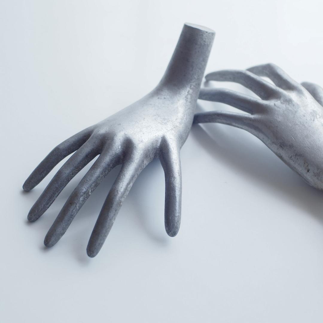 delicate hands / 手のオブジェ