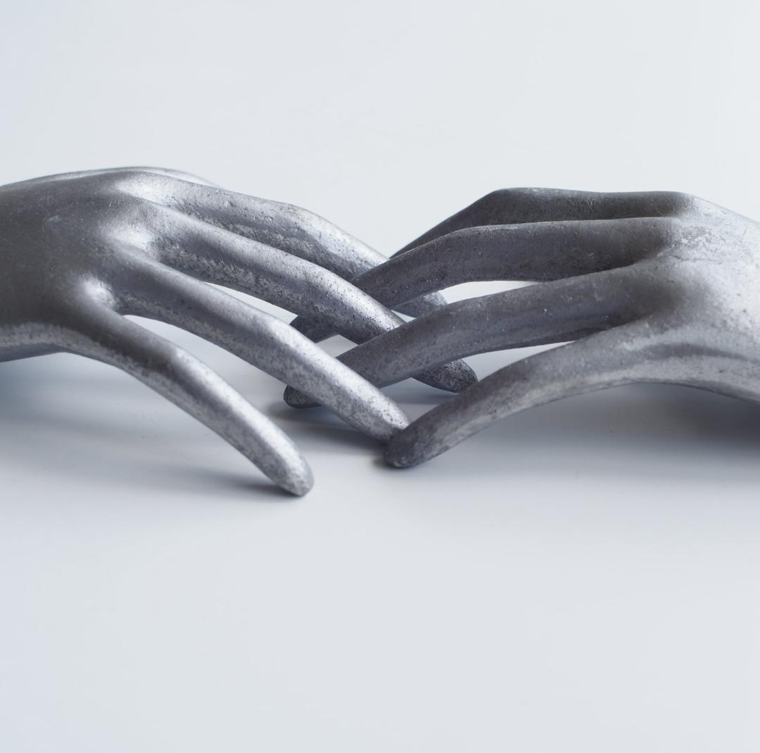 delicate hands / 手のオブジェ