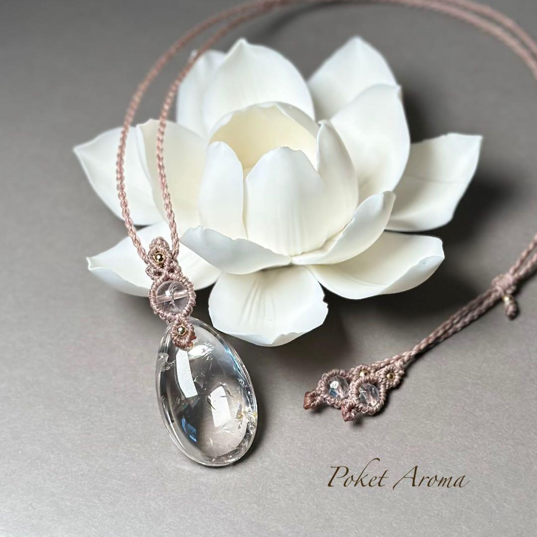 『虹咲』虹入りアイリスクォーツのマクラメペンダントネックレス