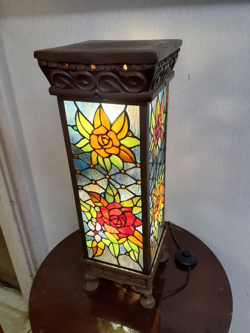 大輪のバラ咲くステンドグラスのアンティークな光柱 ポーチや通路に置くの