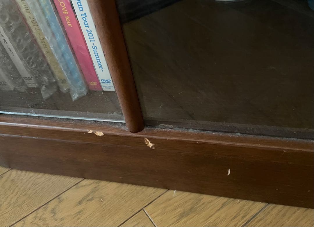 コーナー木製テレビ台、上下にガラス扉付き