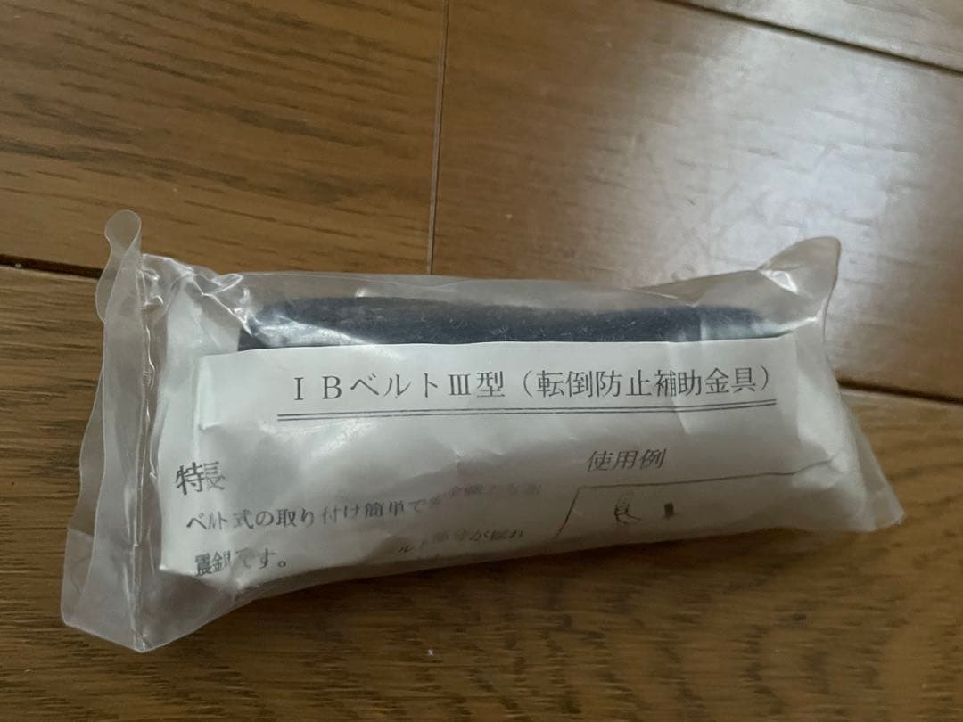 コーナー木製テレビ台、上下にガラス扉付き