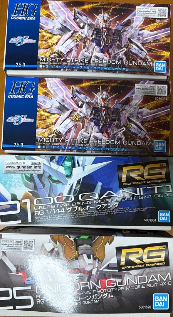 ガンプラセット：マイティストライクフリーダム、ユニコーン、00クアンタ