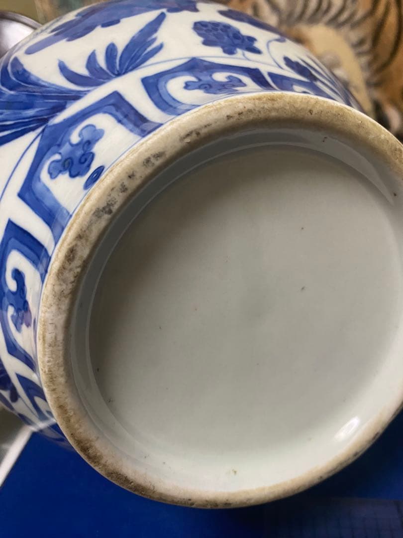 清末期 青白陶器花瓶 魚と花の装飾付き