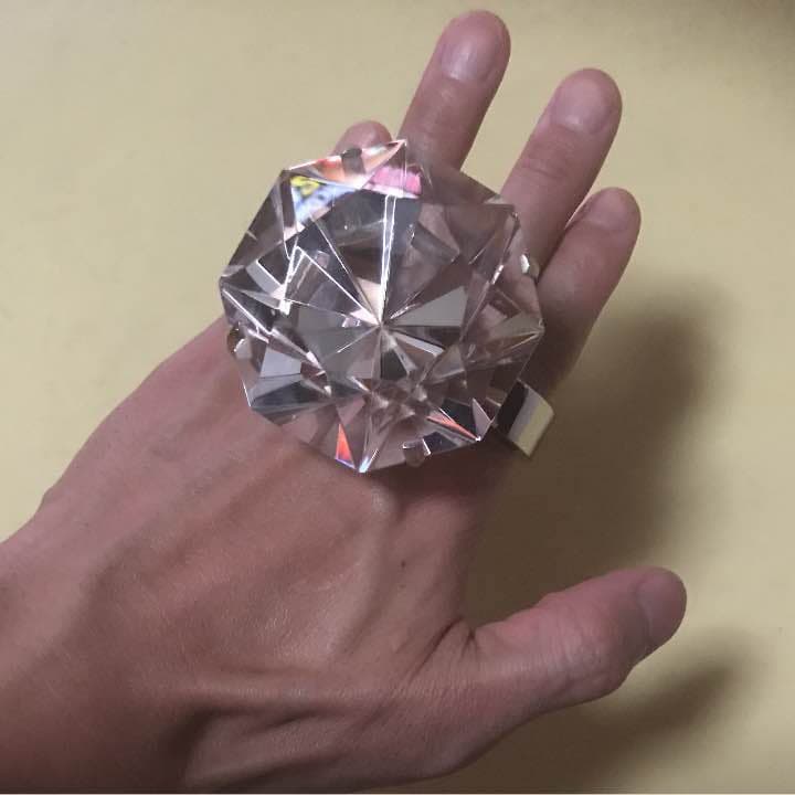 超でかいダイヤモンドリング風の置物