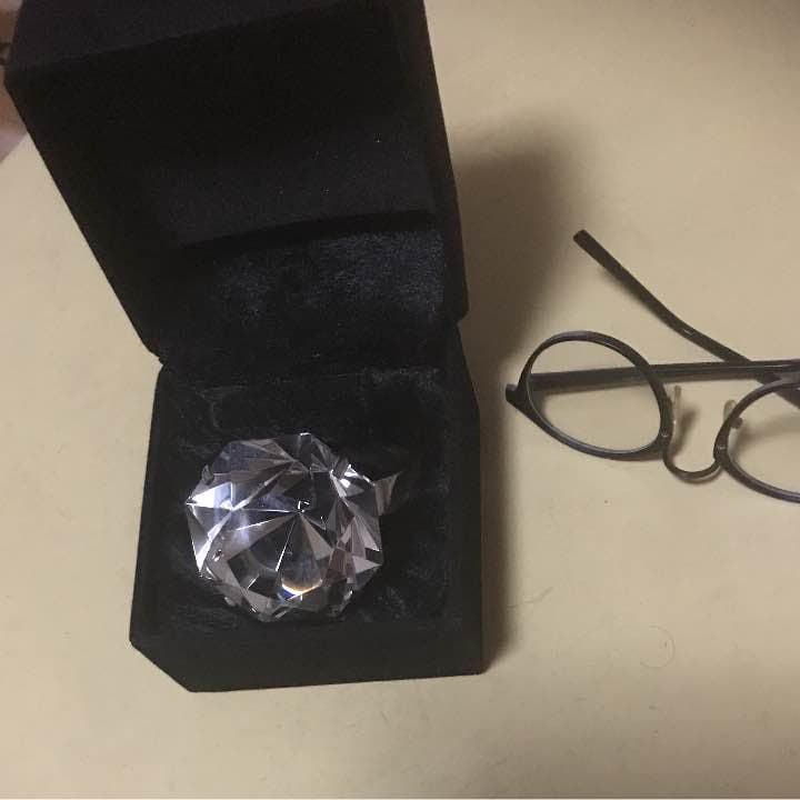 超でかいダイヤモンドリング風の置物