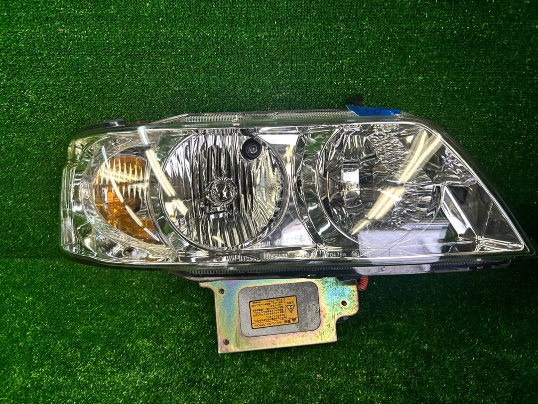 美品 ローレル C35 HID ヘッドライト 右側の ステー折れあり 日産
