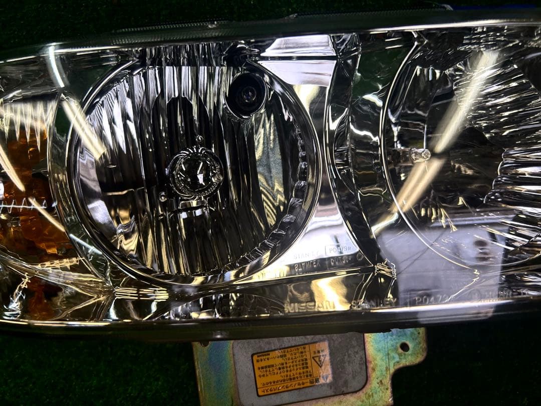 美品 ローレル C35 HID ヘッドライト 右側の ステー折れあり 日産