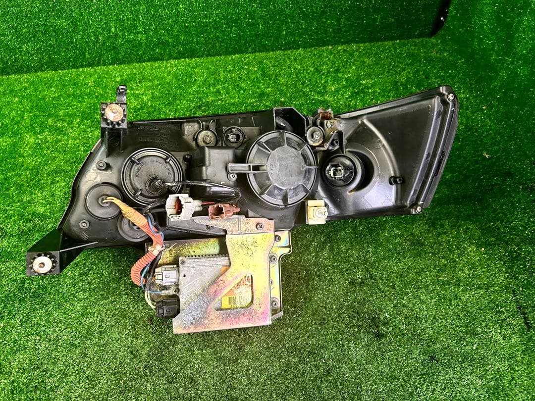 美品 ローレル C35 HID ヘッドライト 右側の ステー折れあり 日産