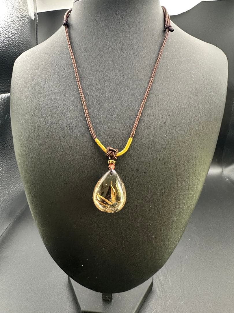 ルチルクォーツの雫型ペンダント