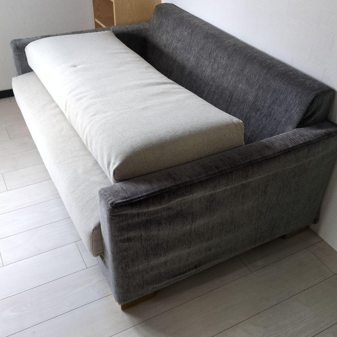 グレーのシンプルな2人掛けソファ