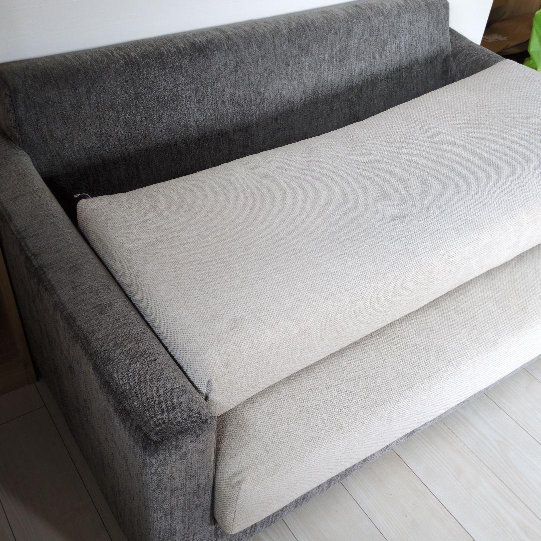 グレーのシンプルな2人掛けソファ