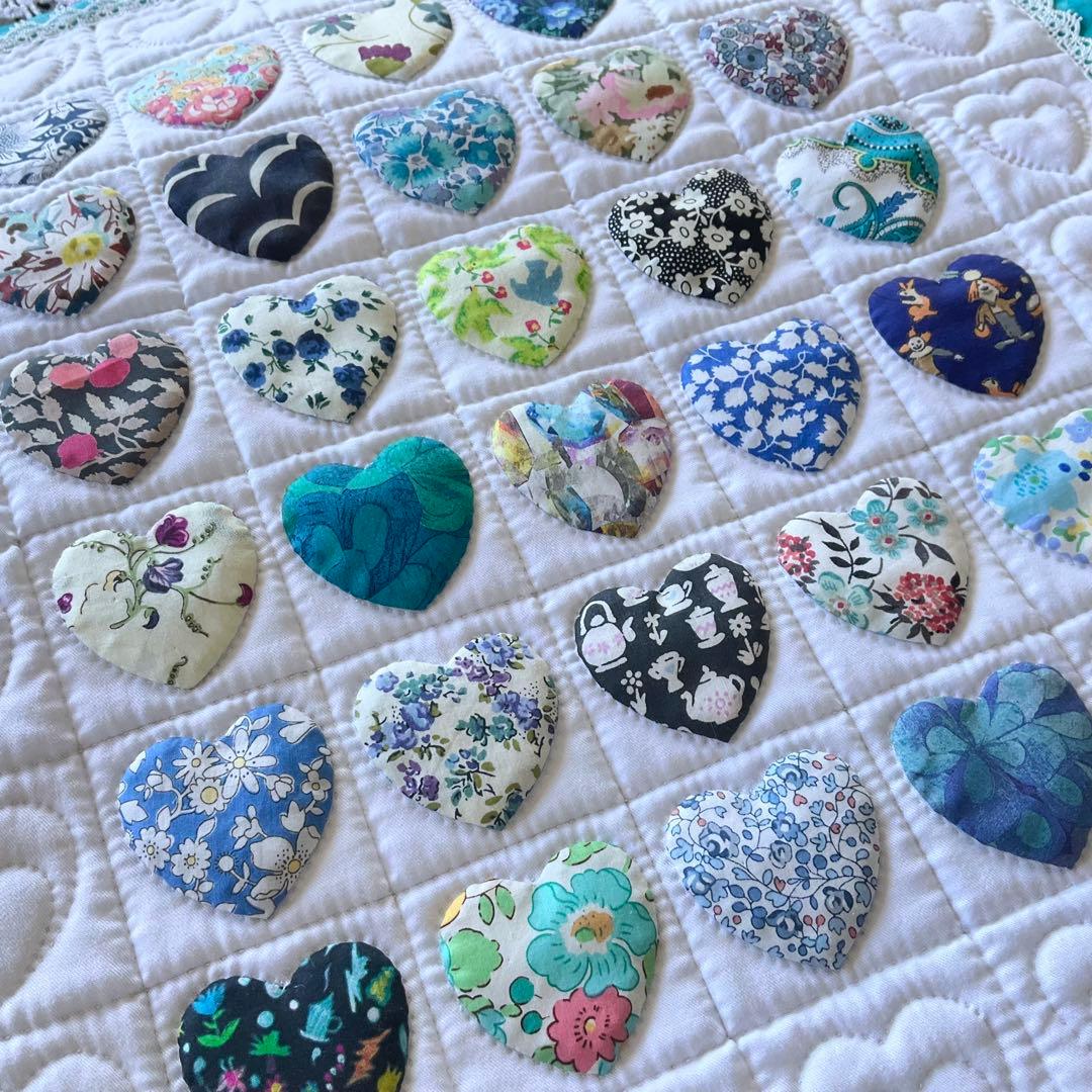 ★手作りパッチワークキルト★リバティ★ハートいっぱいのタペストリー♪可愛い♪