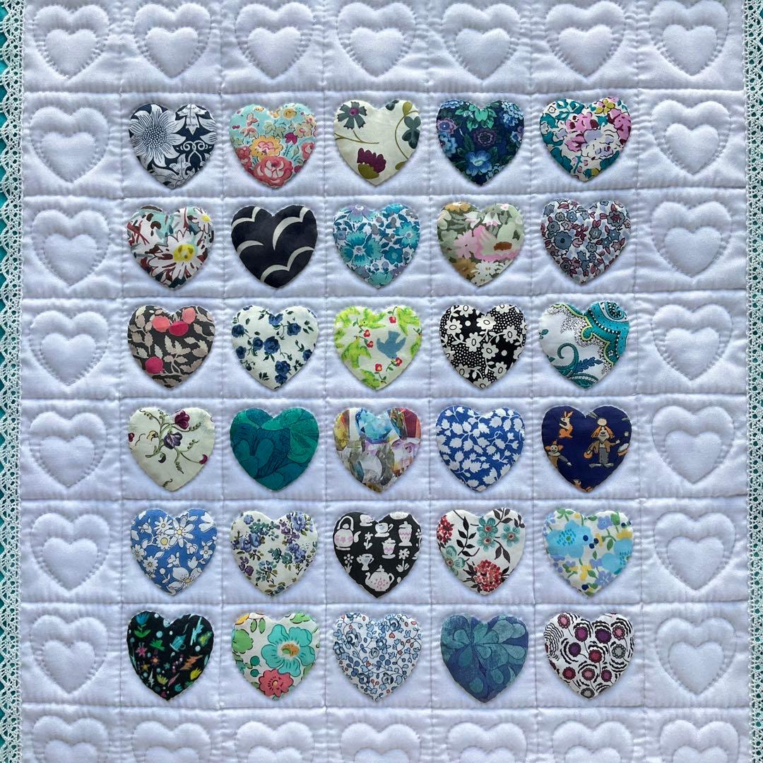 ★手作りパッチワークキルト★リバティ★ハートいっぱいのタペストリー♪可愛い♪