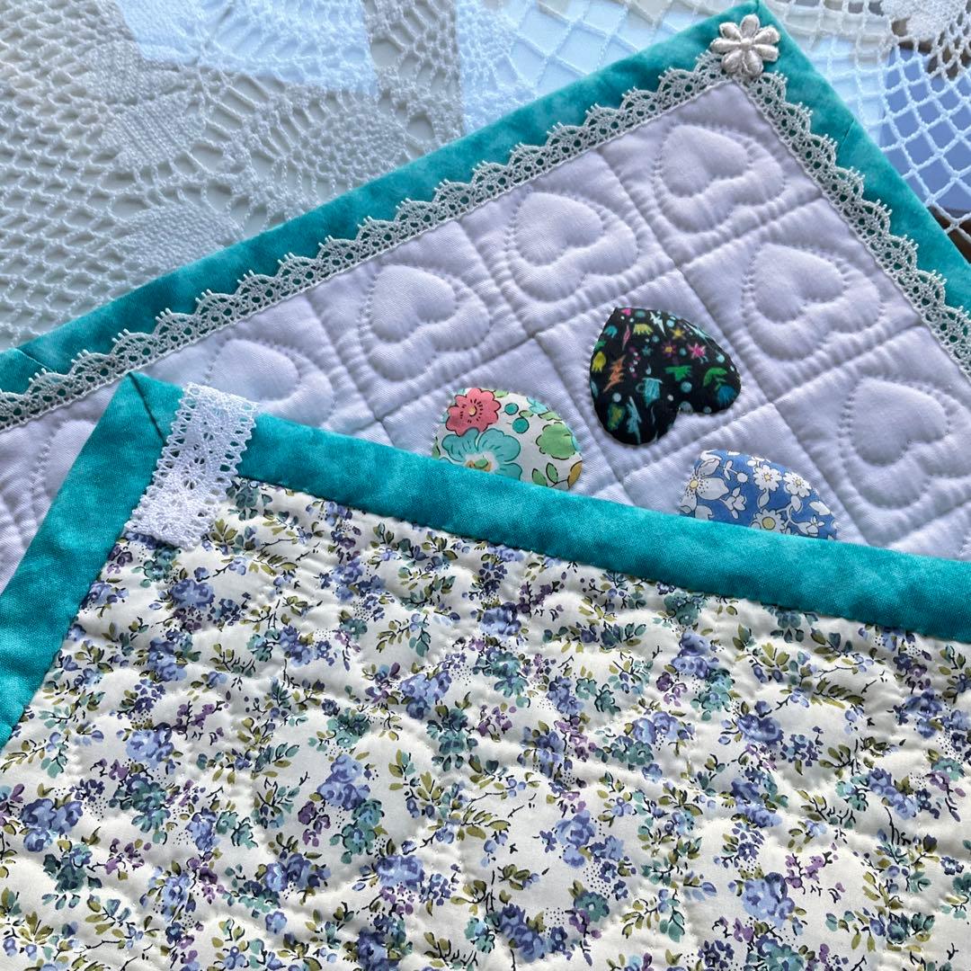 ★手作りパッチワークキルト★リバティ★ハートいっぱいのタペストリー♪可愛い♪