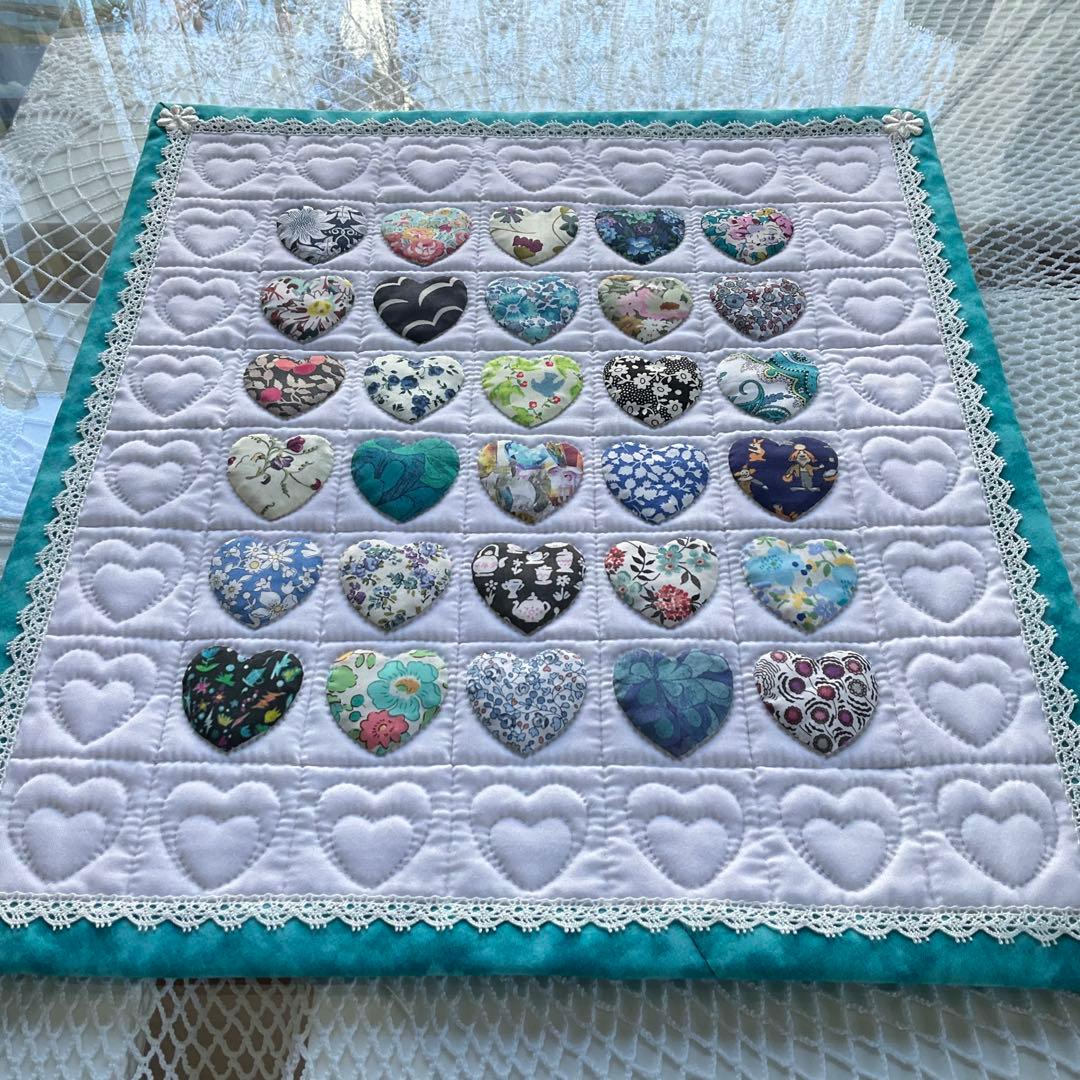 ★手作りパッチワークキルト★リバティ★ハートいっぱいのタペストリー♪可愛い♪