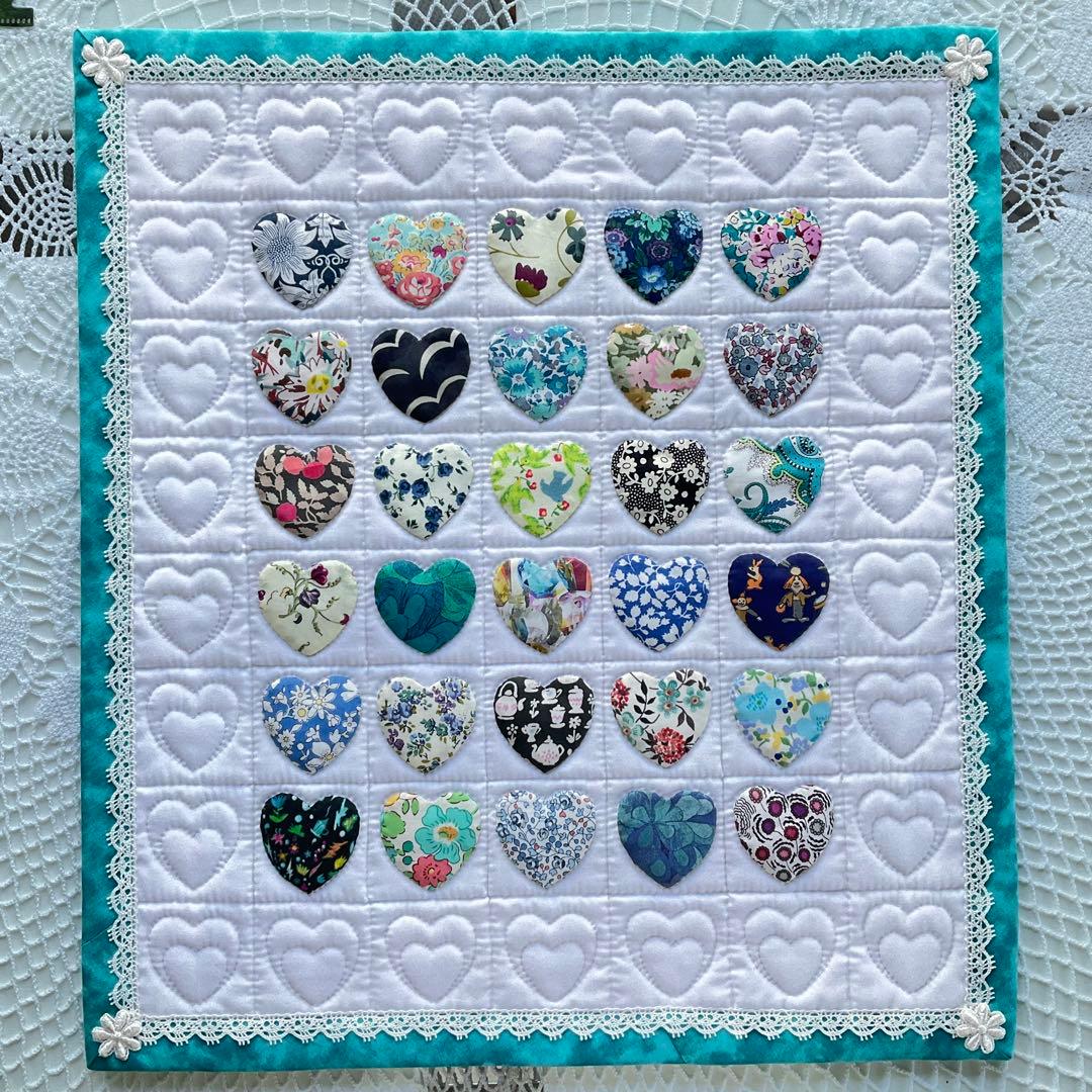★手作りパッチワークキルト★リバティ★ハートいっぱいのタペストリー♪可愛い♪
