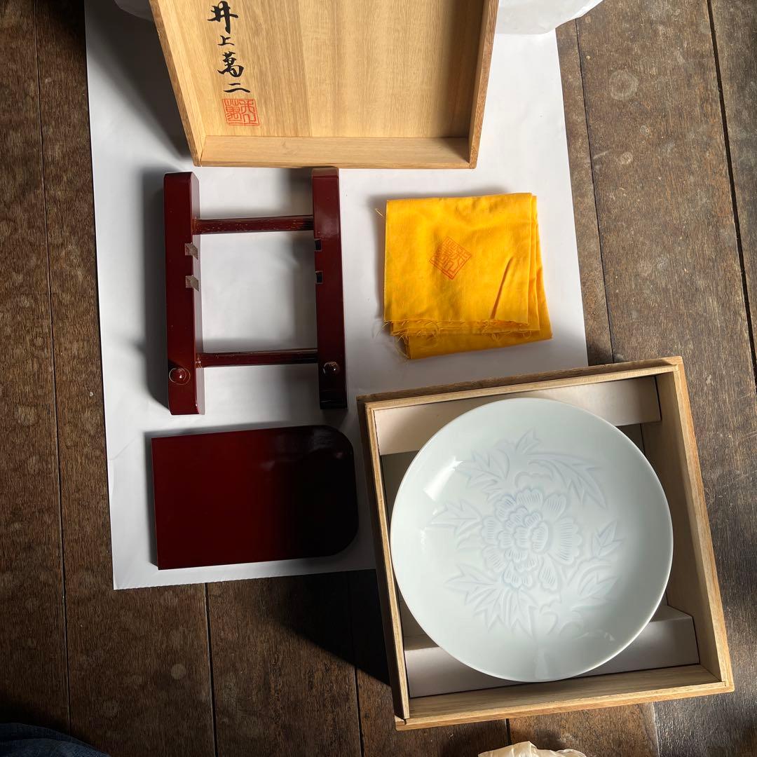 井上萬二作 白磁 染牡丹彫文 皿 食器 - メルカリ