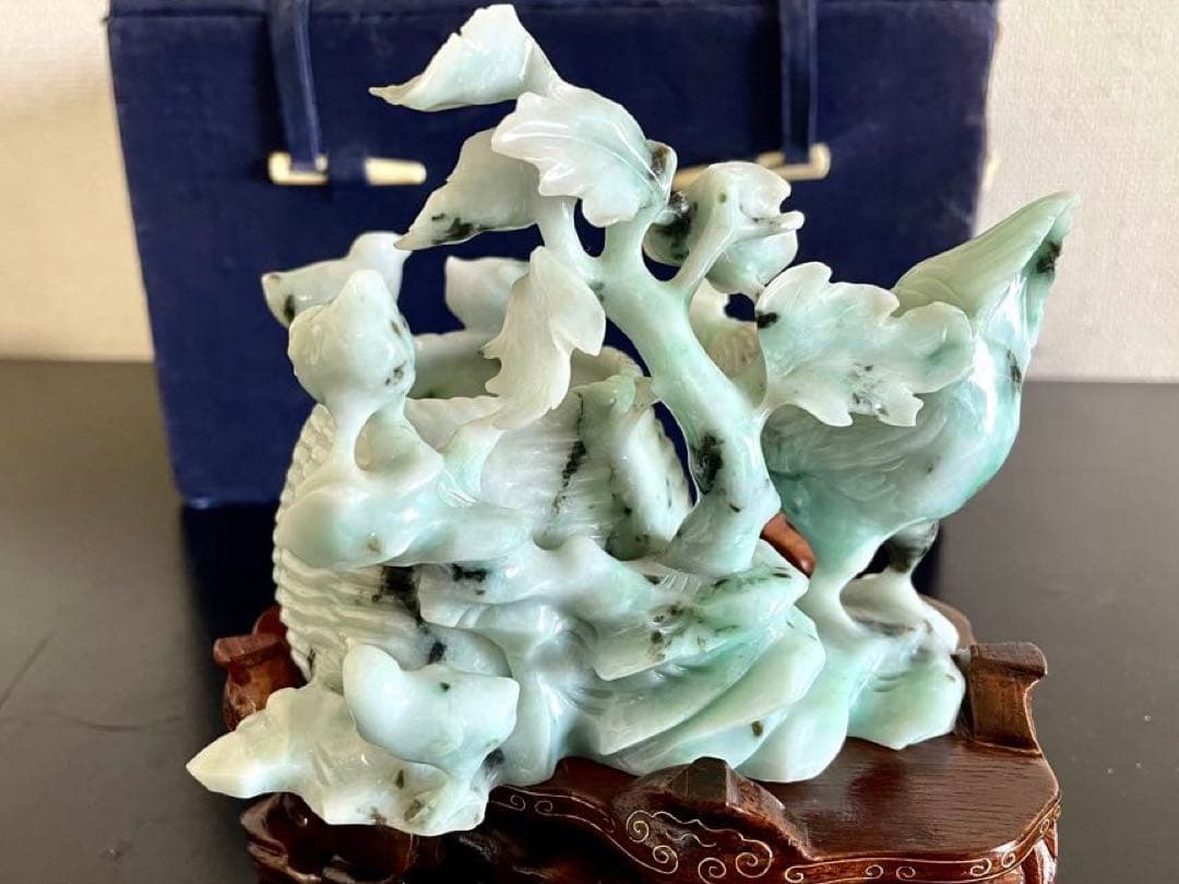 中国美術　翡翠彫刻　鶏の親子と籠　置物　台座付　箱有り