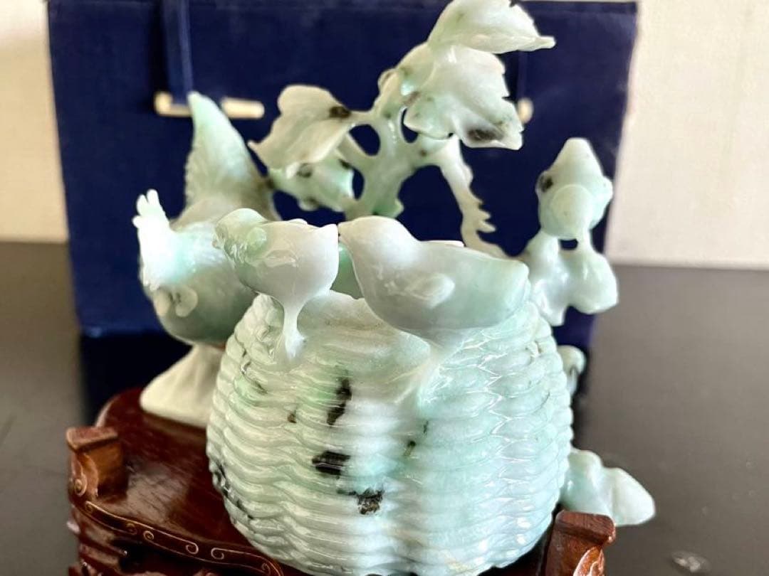 中国美術　翡翠彫刻　鶏の親子と籠　置物　台座付　箱有り