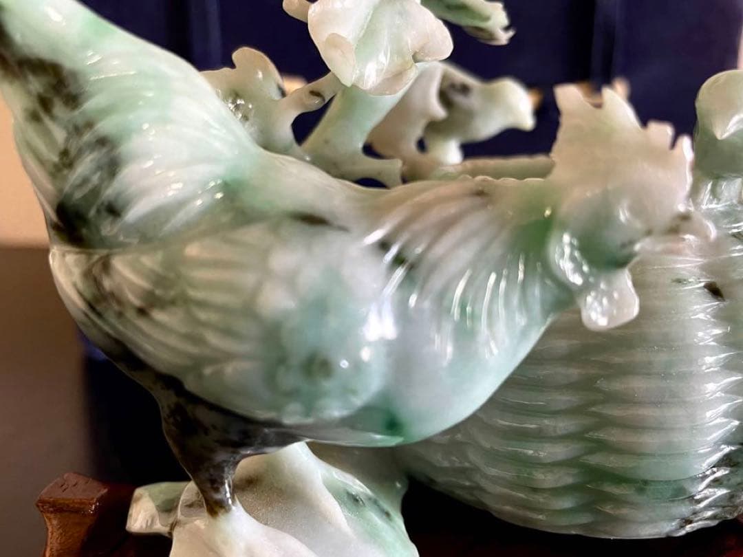 中国美術　翡翠彫刻　鶏の親子と籠　置物　台座付　箱有り