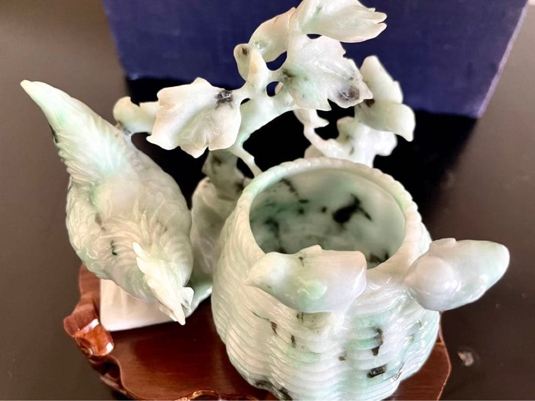 中国美術　翡翠彫刻　鶏の親子と籠　置物　台座付　箱有り