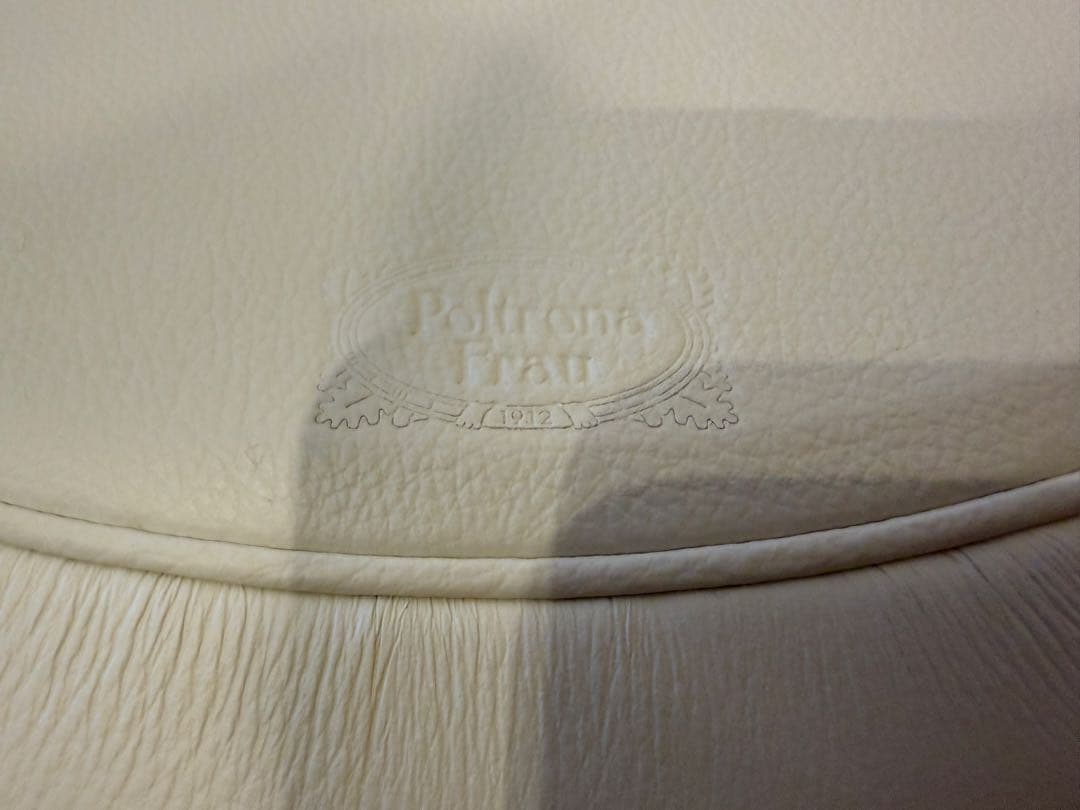 ポルトローナフラウ　サイドテーブル