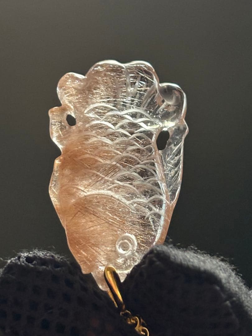 手彫りのペンダントトップ　レッドルチルクォーツ　チャームにも　繊細丁寧な彫り