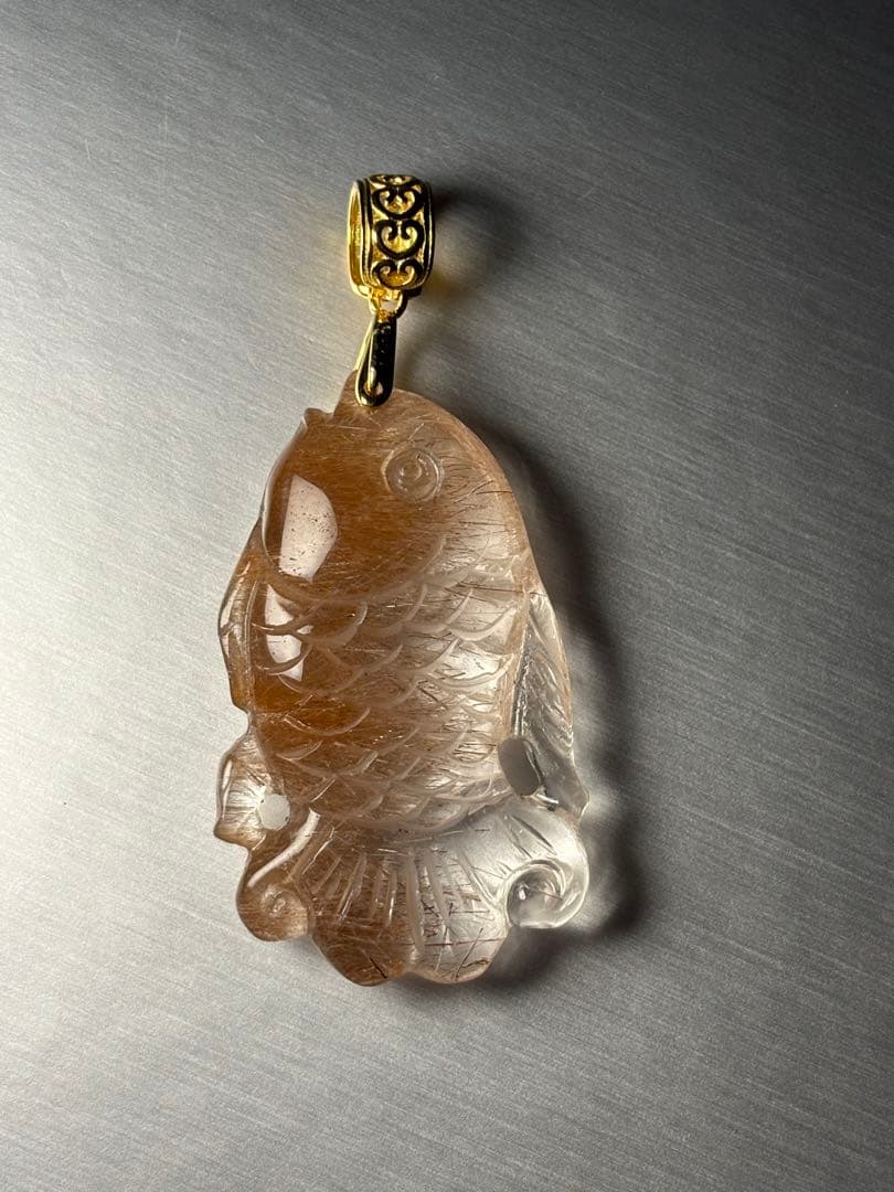 手彫りのペンダントトップ　レッドルチルクォーツ　チャームにも　繊細丁寧な彫り