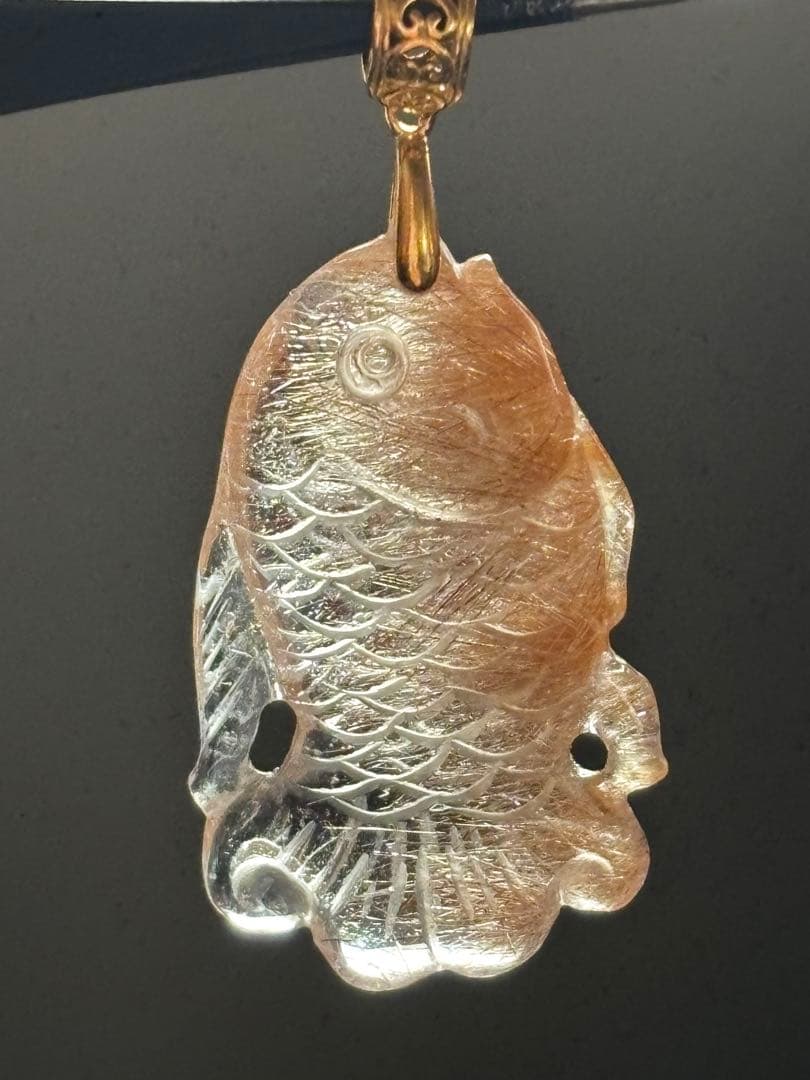 手彫りのペンダントトップ　レッドルチルクォーツ　チャームにも　繊細丁寧な彫り