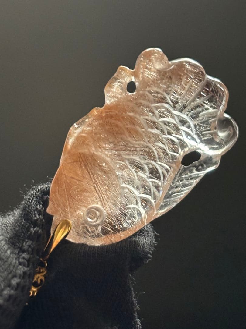 手彫りのペンダントトップ　レッドルチルクォーツ　チャームにも　繊細丁寧な彫り