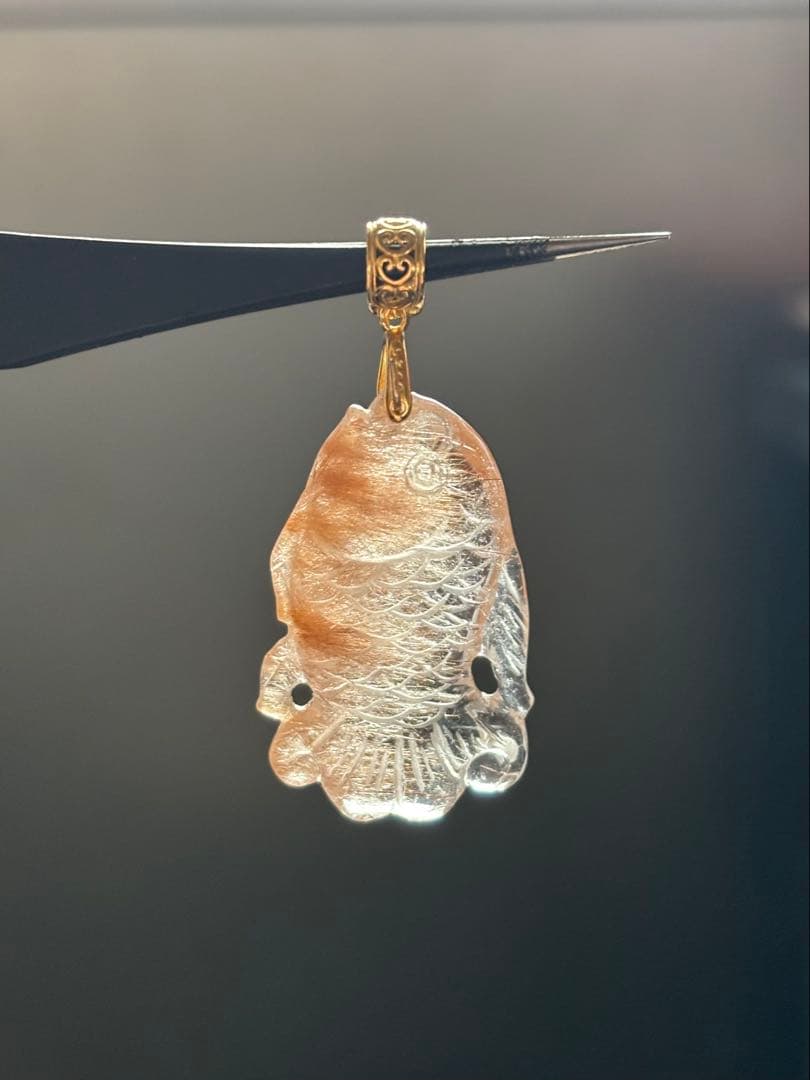 手彫りのペンダントトップ　レッドルチルクォーツ　チャームにも　繊細丁寧な彫り