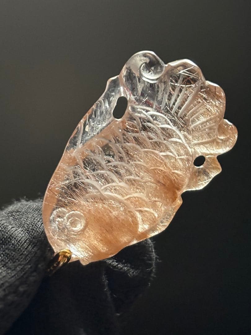 手彫りのペンダントトップ　レッドルチルクォーツ　チャームにも　繊細丁寧な彫り