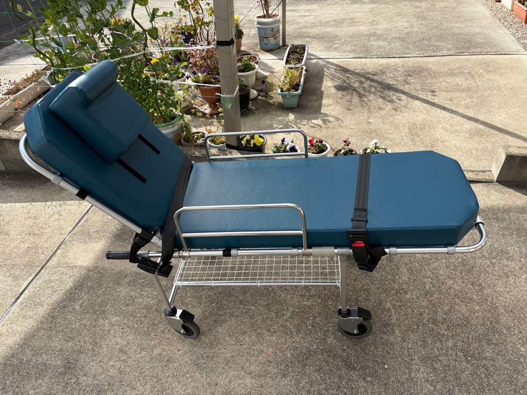 トヨタ純正ストレッチャー　車載（松永製作所製）