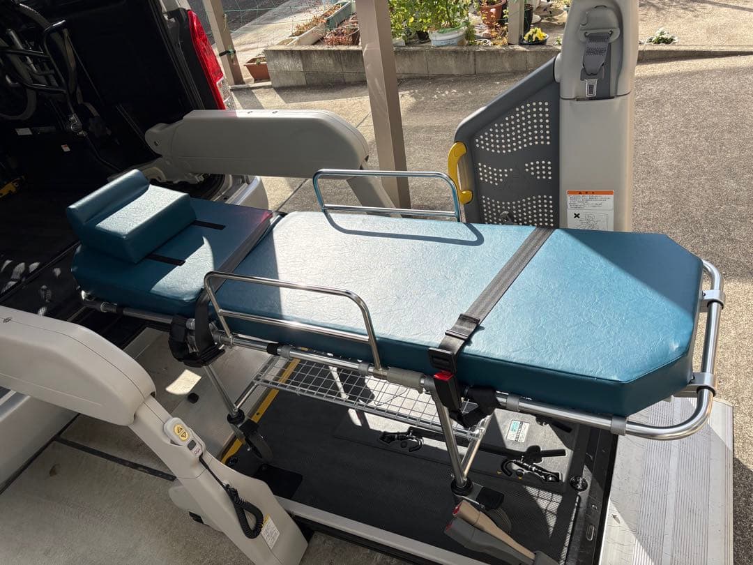 トヨタ純正ストレッチャー　車載（松永製作所製）