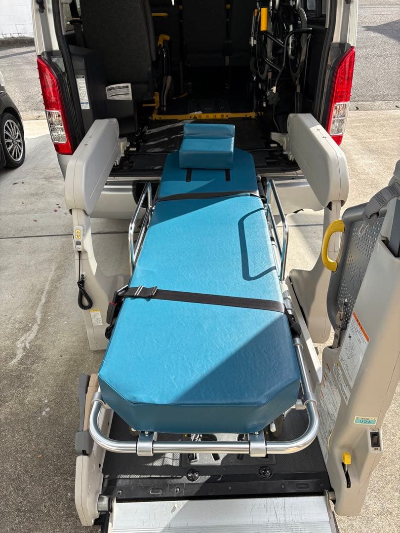 トヨタ純正ストレッチャー　車載（松永製作所製）
