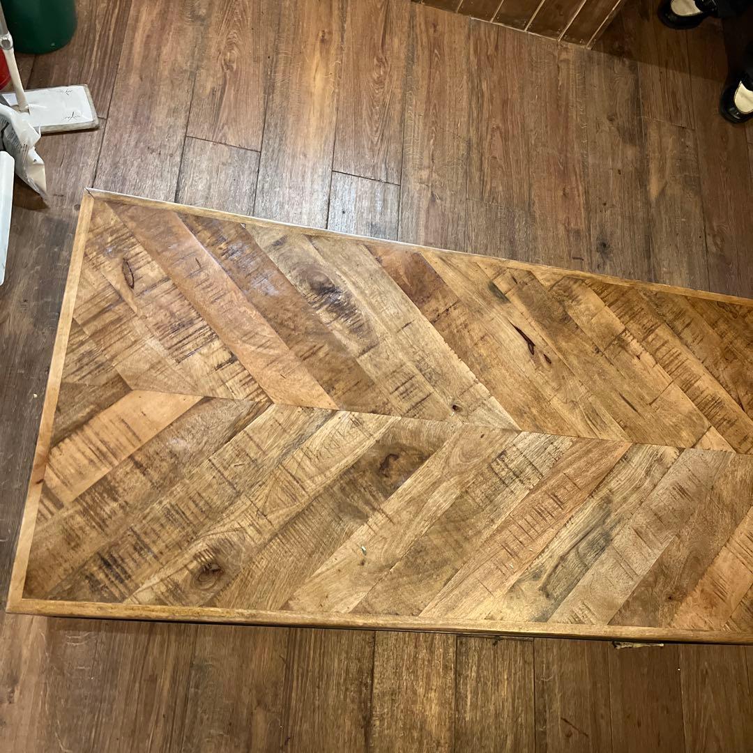 木製ヘリンボーンテーブル