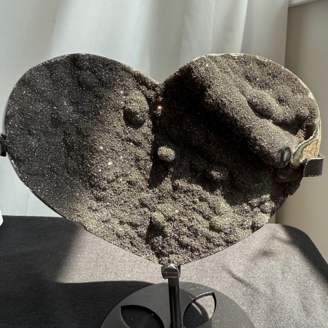 天然石ブラックシュガー水晶のハート　置物　台座付きNO.070402