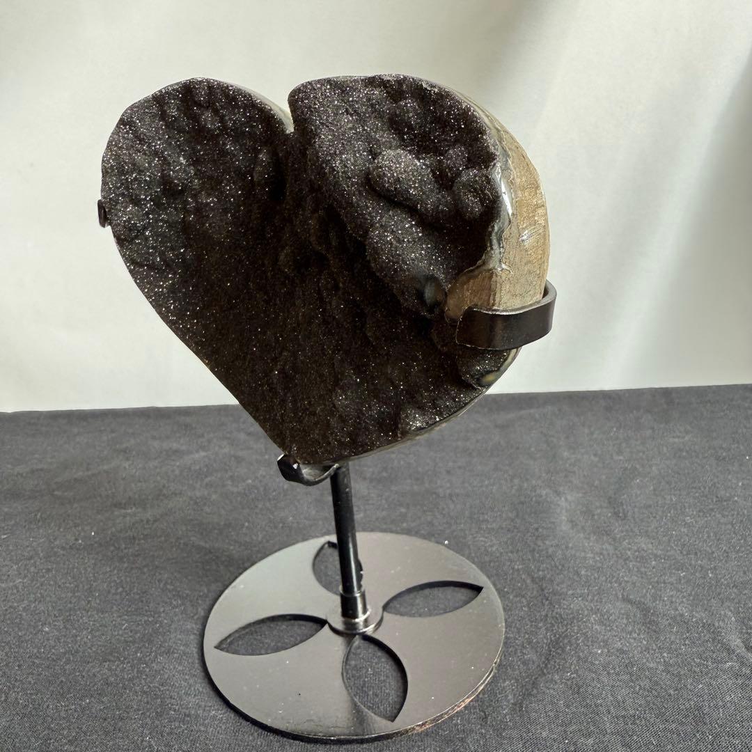 天然石ブラックシュガー水晶のハート　置物　台座付きNO.070402