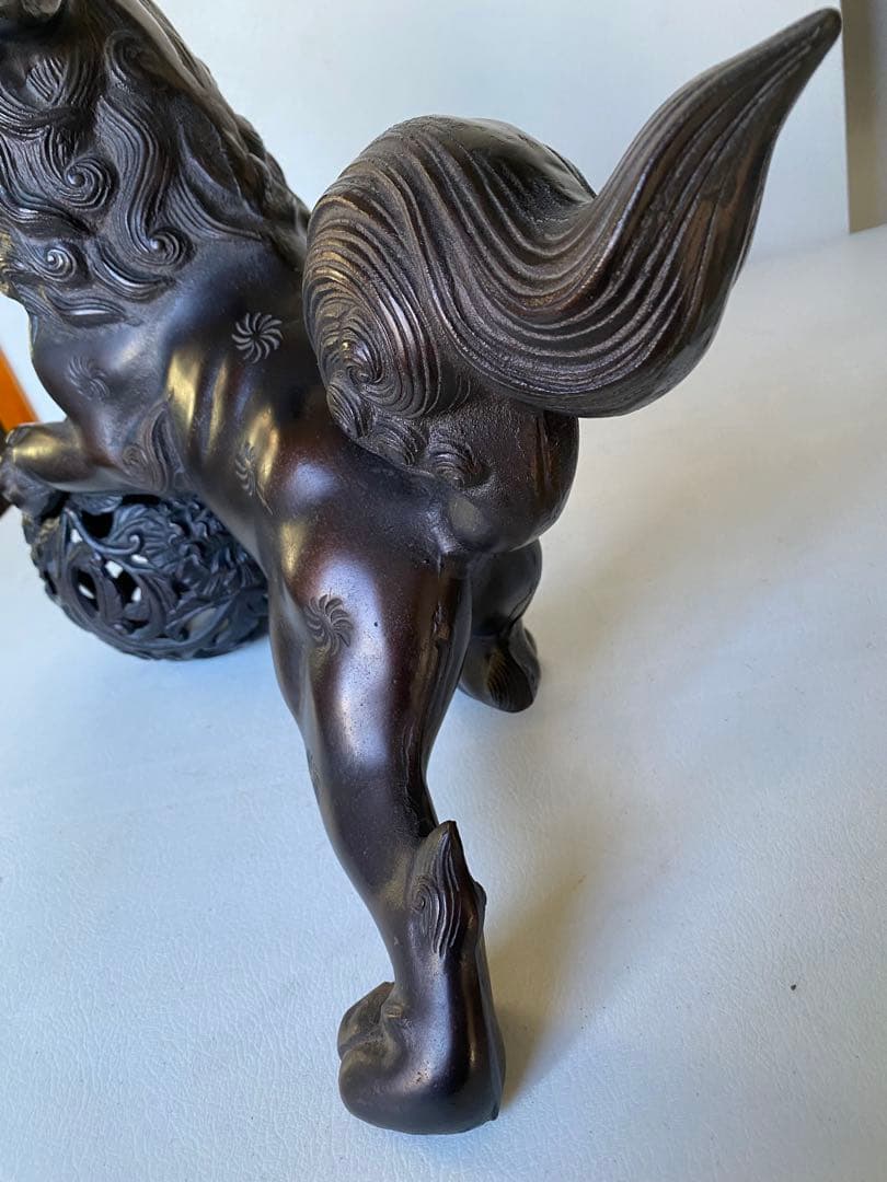 玉乗りシーサー　狛犬　獅子　置物　金属製　魔除け　縁起物　邪気祓い