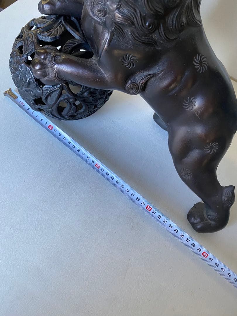 玉乗りシーサー　狛犬　獅子　置物　金属製　魔除け　縁起物　邪気祓い