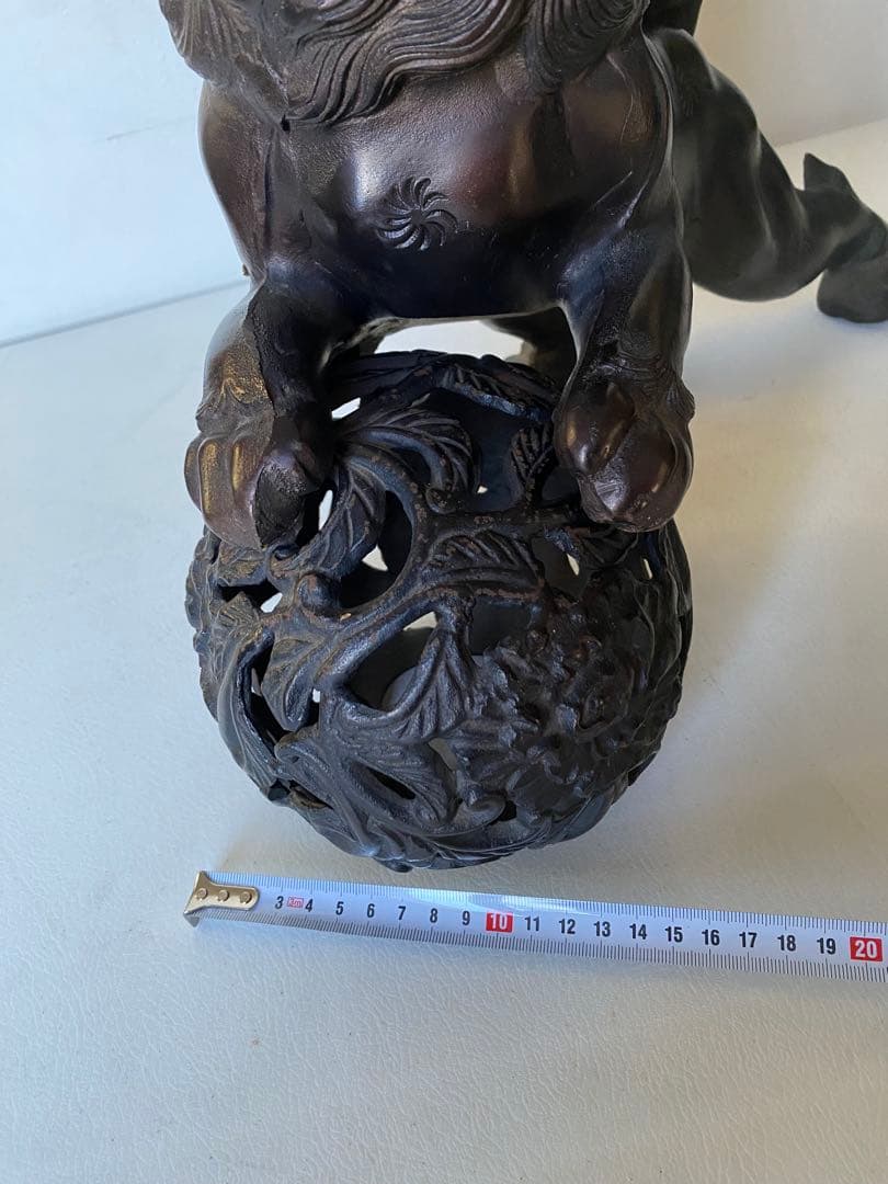 玉乗りシーサー　狛犬　獅子　置物　金属製　魔除け　縁起物　邪気祓い