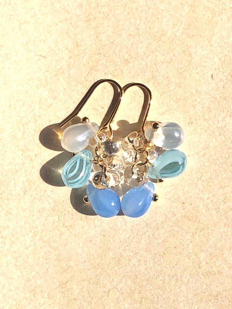 【681】ハンドメイド ガラスビーズ しずく ピアス イヤリング 水色 雫