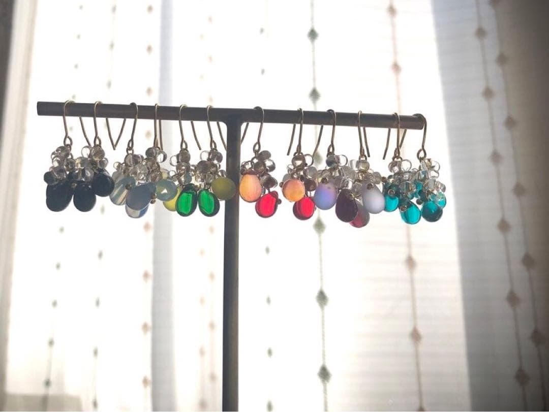 【681】ハンドメイド ガラスビーズ しずく ピアス イヤリング 水色 雫