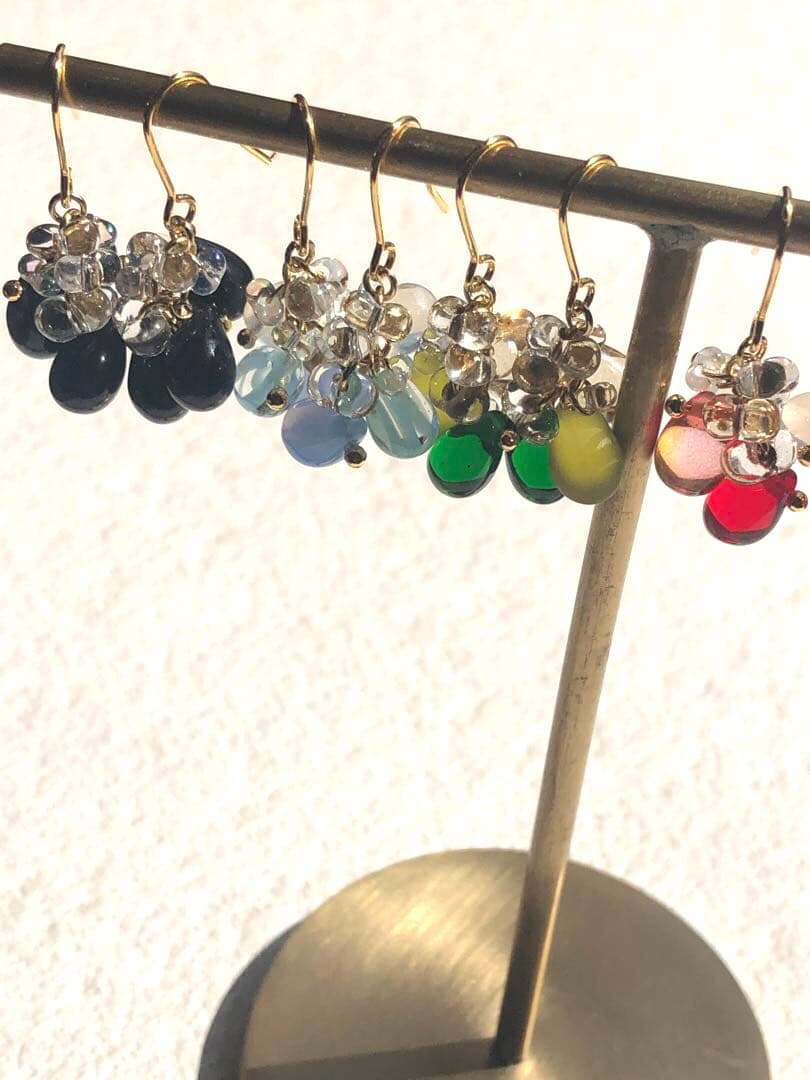 【681】ハンドメイド ガラスビーズ しずく ピアス イヤリング 水色 雫